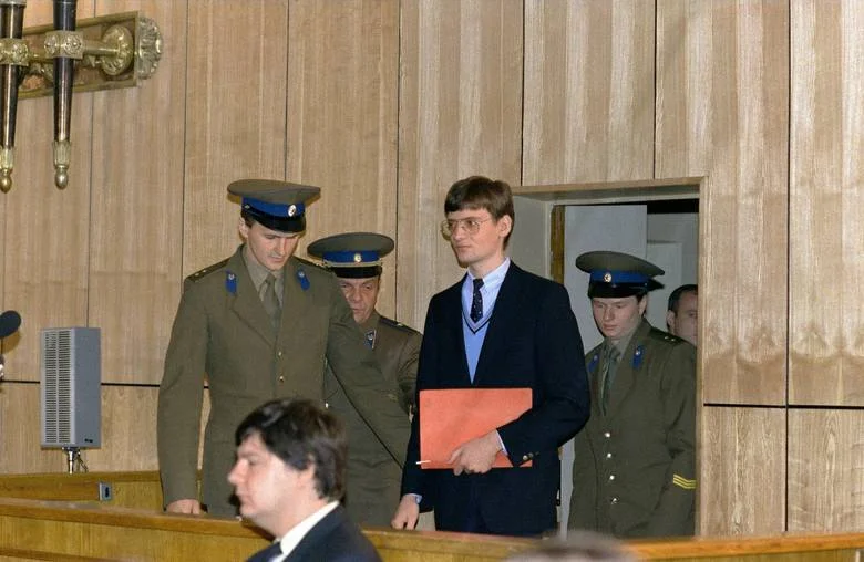 Rust podczas rozprawy w sądzie.