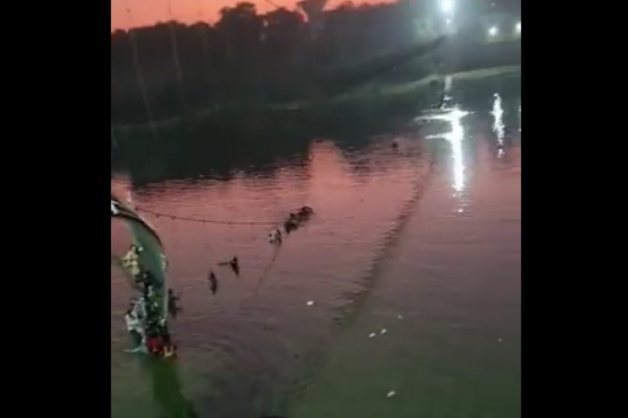 W zachodnich Indiach runął most.