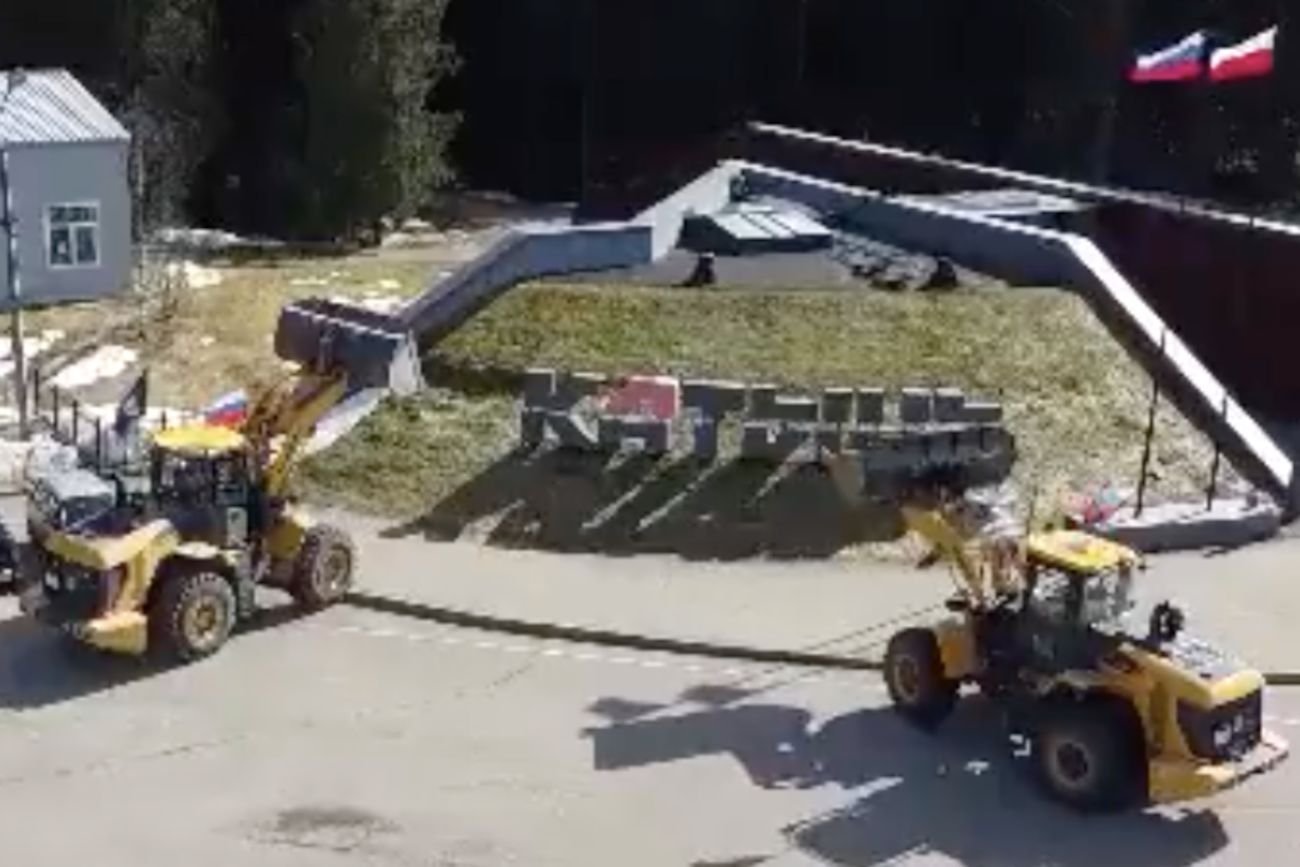 W mediach społecznościowych opublikowano nagranie, na którym widać ciężki sprzęt budowalny przed polskim cmentarzem w Katyniu.