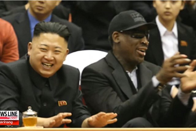 Dennis Rodman (z prawej) podczas pierwszej wizyty w Korei Północnej