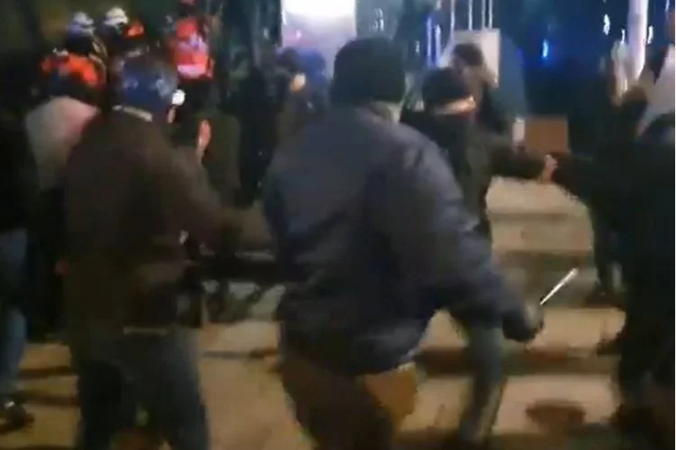 Portal ustalił dane jednego z policjantów.