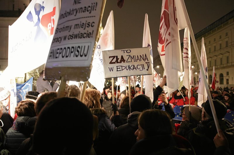 Rodzice i nauczyciele protestują pod Pałacem Prezydenckim.