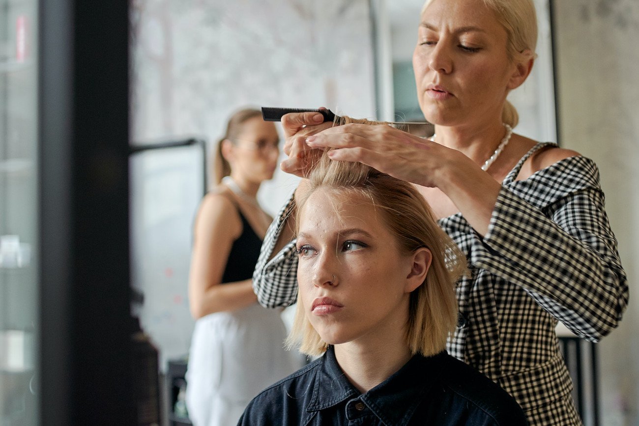 Są klientki, przed którymi fryzjerki najchętniej zamknęłyby drzwi do salonu.