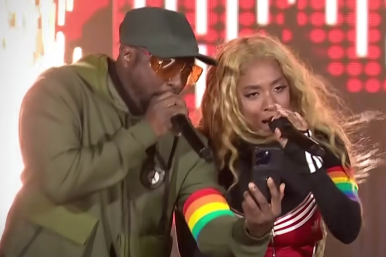 KRRiT otrzymała skargi za tęczowe opaski Black Eyed Peas. TVP bez kary