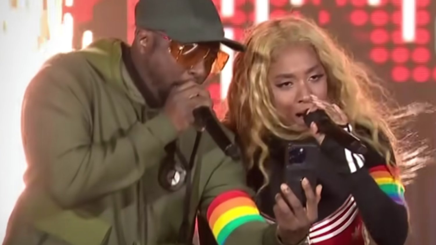 KRRiT otrzymała skargi za tęczowe opaski Black Eyed Peas. TVP bez kary
