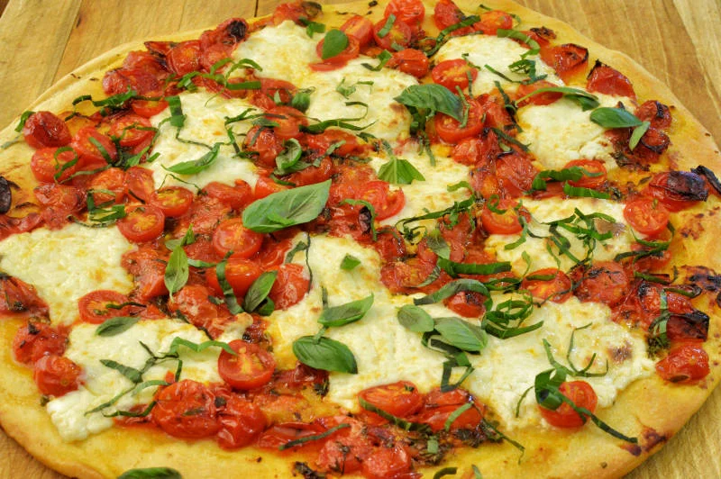 Pizza nie oznacza tłustego, grubego ciasta i kalorycznych dodatków. Ta klasyczna, włoska na cienkim cieście to całkiem zdrowe danie!