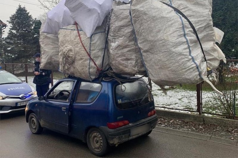 Kierowca fiata został ukarany dwoma mandatami.