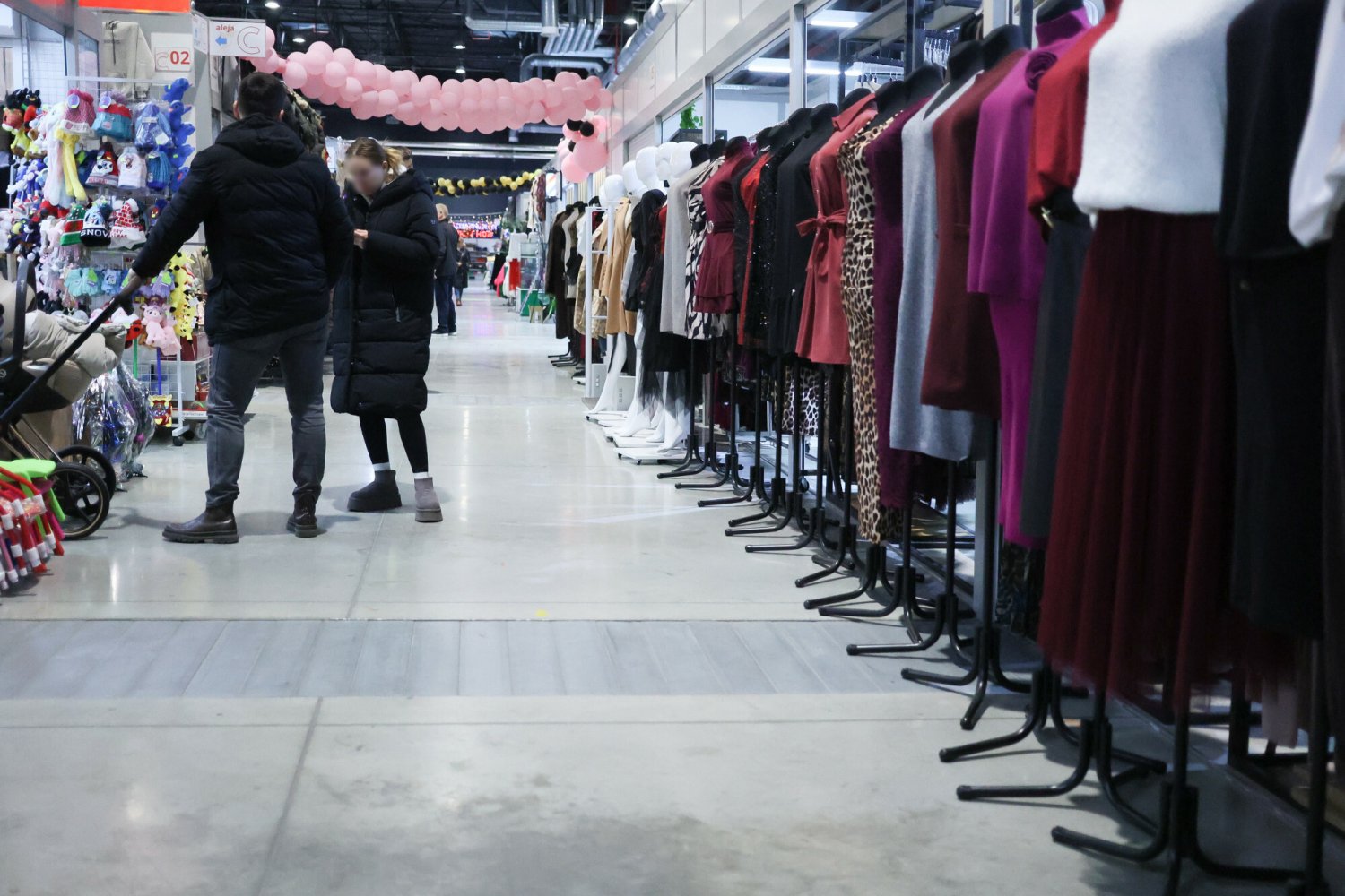 Czy nowa ubrania trzeba prać? Była pracownica sieciówki radzi.