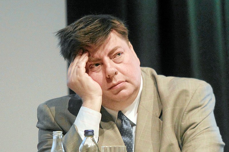 Fala krytyki pod adresem minister nauki prof. Leny Kolarskiej-Bobińskiej została wywołana tym, iż polityk zasugerowała konieczność odchudzenia otyłego publicysty Piotra Semki.