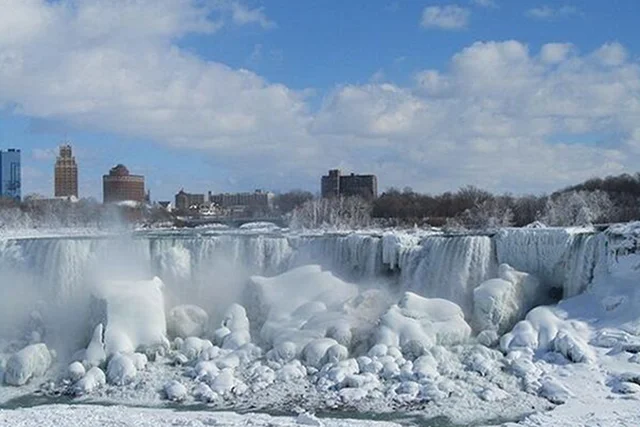 Zamarznięty wodospad Niagara.