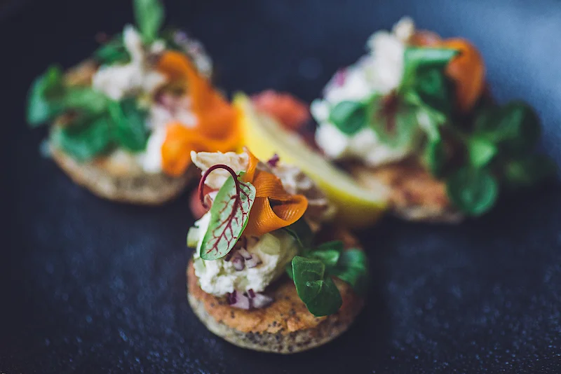 Bliny z wędzonym dorszem i nutą wasabi