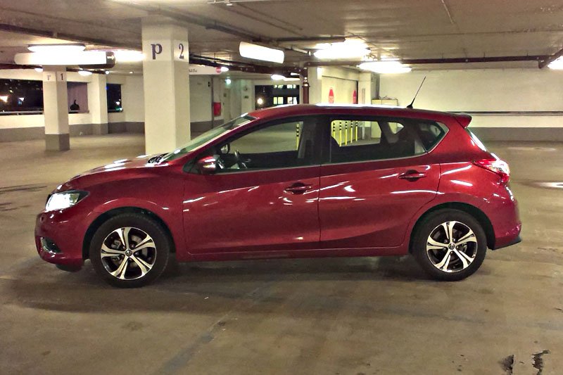Nissan Pulsar - nieco większy kompakt.