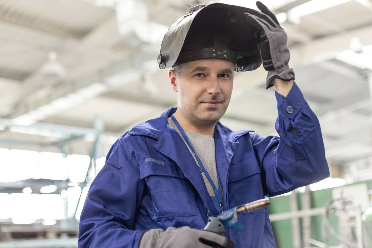 Polacy poszukiwani do pracy. W tym kraju oferują naszym rodakom 21 tys. na rękę W tym kraju szukają Polaków. Mają być spawaczami za dobre pieniądze