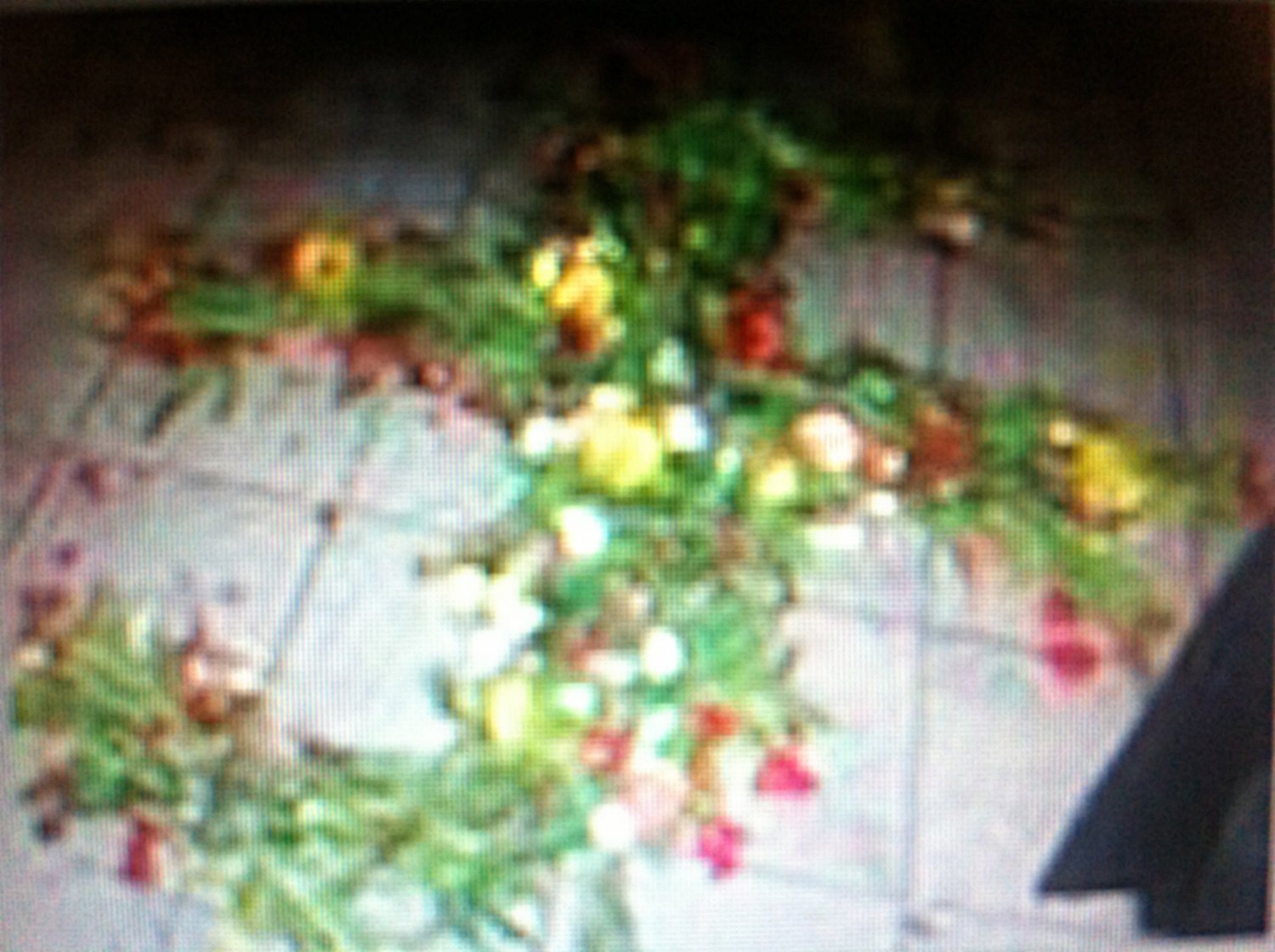 "Krzyż" 2003, kwiaty, instalacja in situ na wystawie "Stan Wojenny 2003" w klubo-galerii warszawskiej, (zamieniony w swastykę przez widzów), jedyne zachowane foto