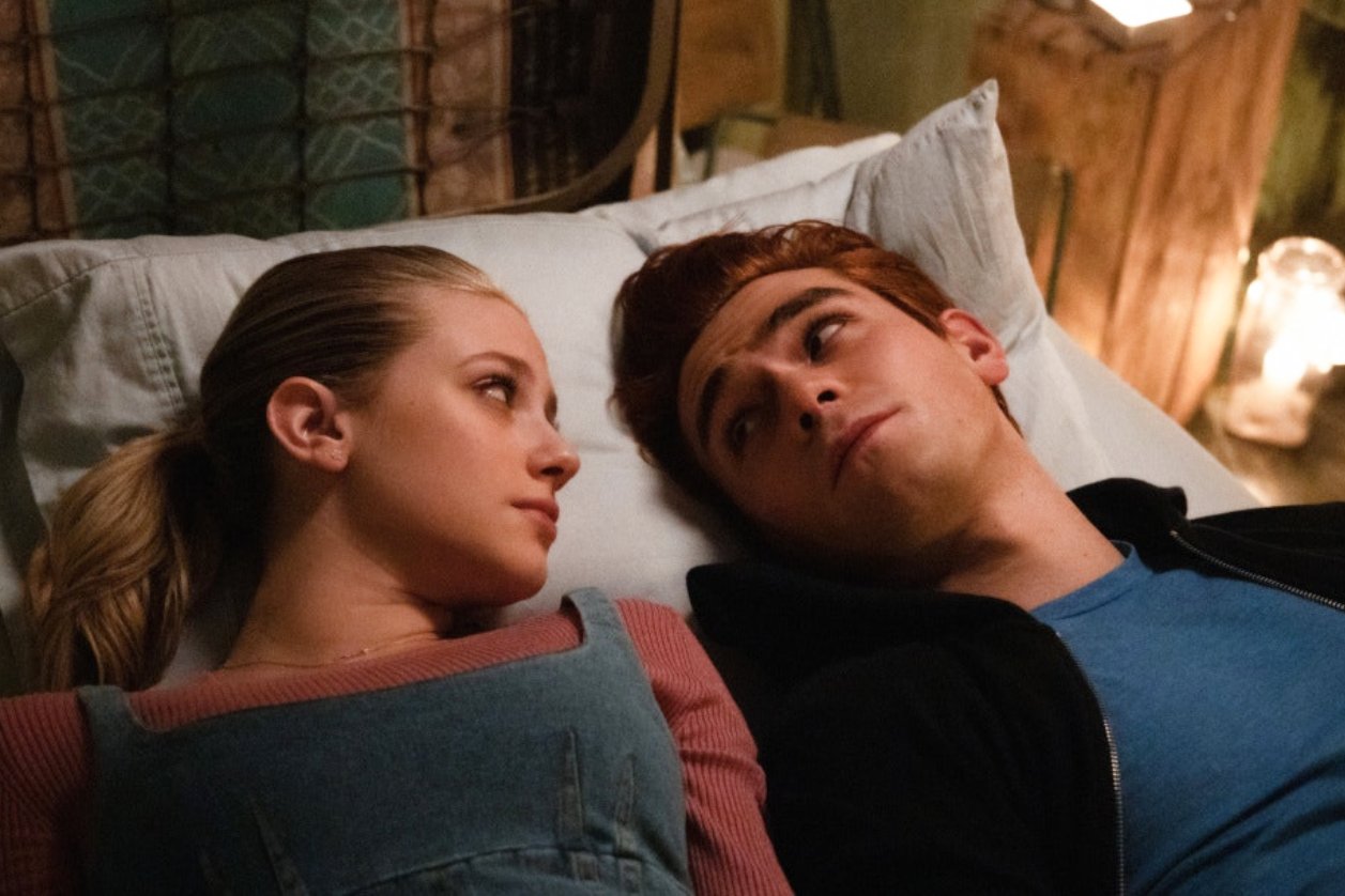 Aktorzy "Riverdale" mają zakaz całowania się z językiem. Aktorzy "Riverdale" mają zakaz całowania się z językiem.