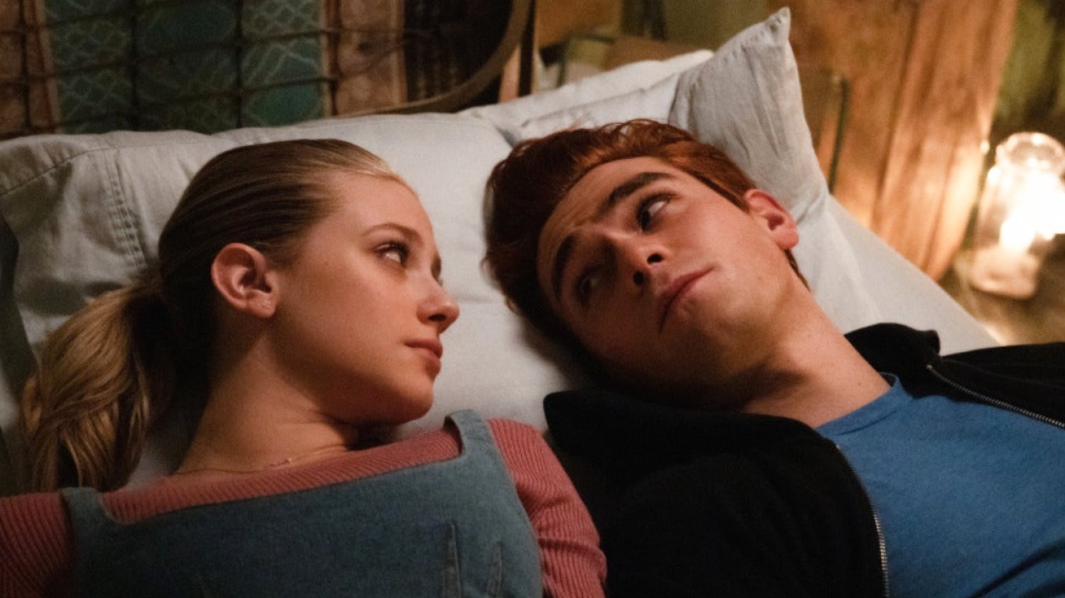 Aktorzy "Riverdale" mają zakaz całowania się z językiem. Aktorzy "Riverdale" mają zakaz całowania się z językiem.