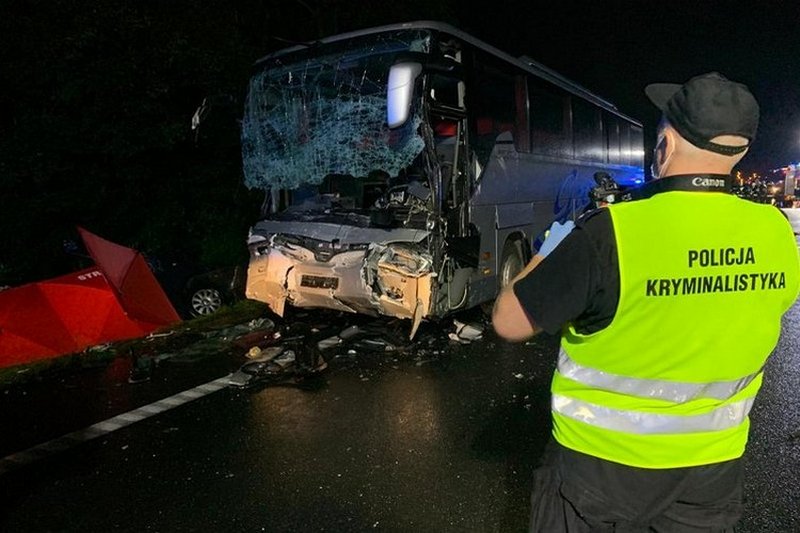 Kierowca busa wjechał pod koła autokaru.