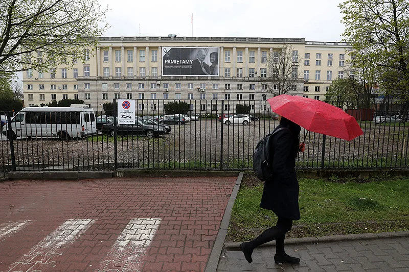 Przed budynkiem MSWiA na Rakowieckiej funkcjonariusze MON ugasili mężczyznę w płonącej kurtce. Poszkodowany został zabrany do szpitala.