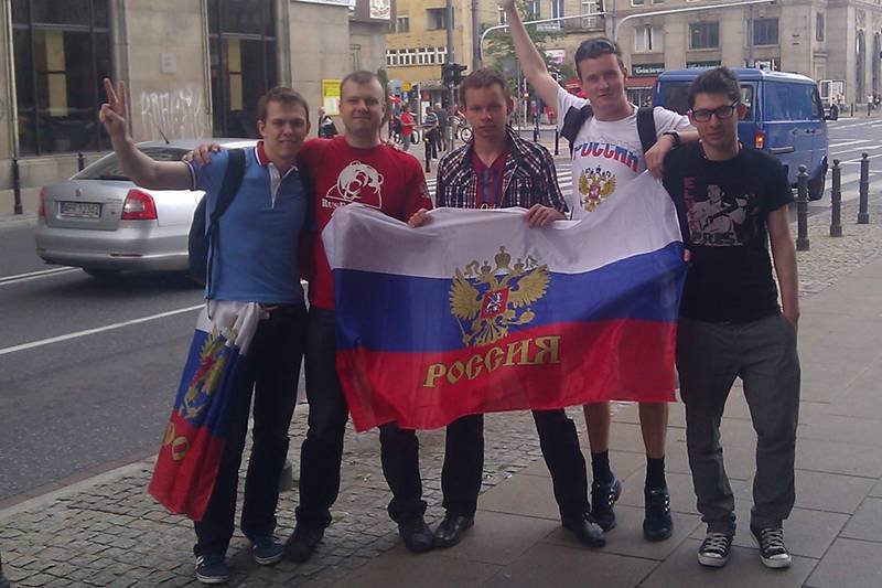 Rosyjski kibice razem z dziennikarzami działu sport naTemat.pl, na Placu Konstytucji