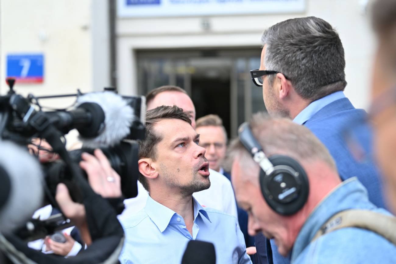 Konferencja Tuska przed TVP. Kołodziejczak starł się z Rachoniem