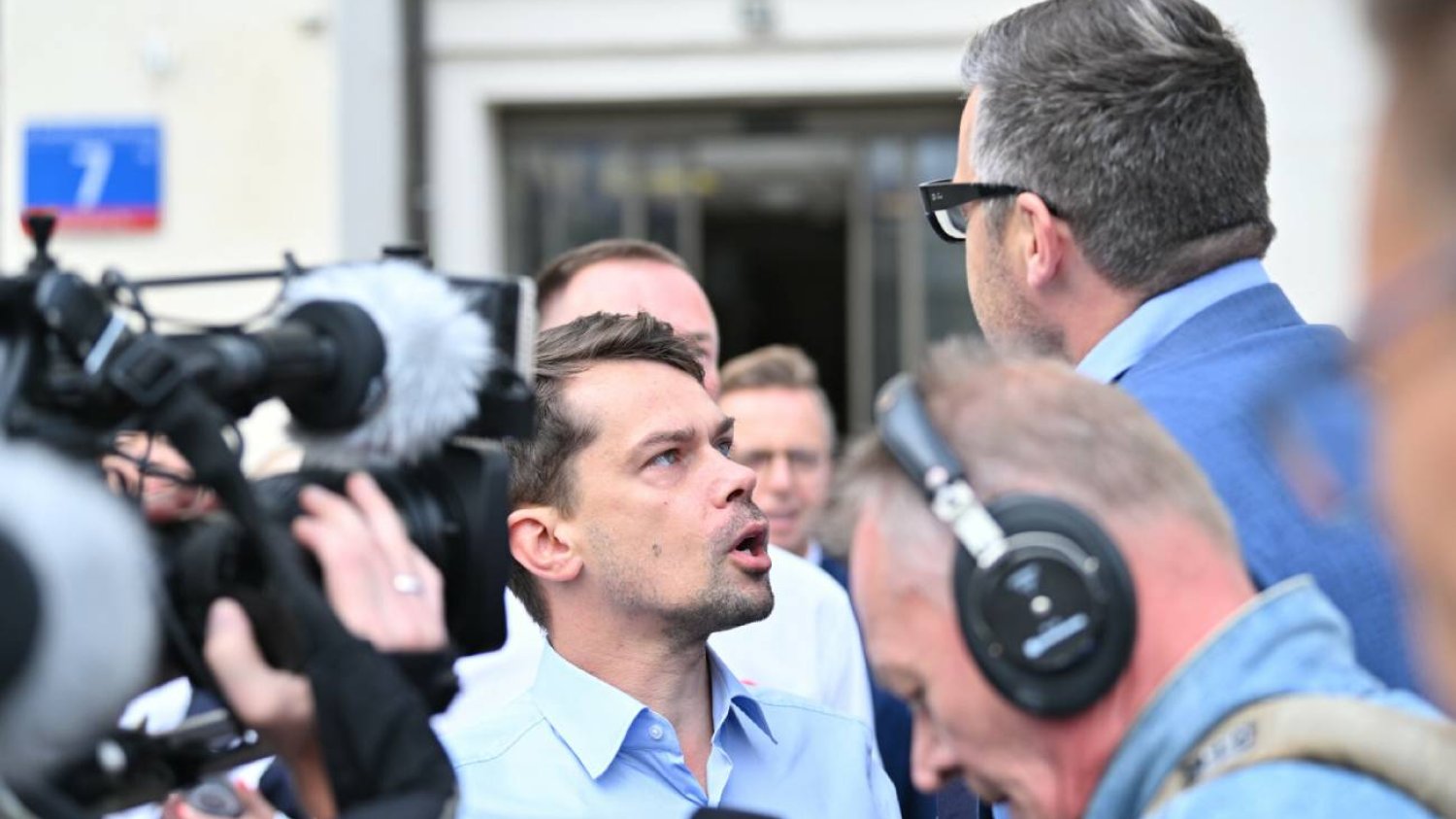 Konferencja Tuska przed TVP. Kołodziejczak starł się z Rachoniem