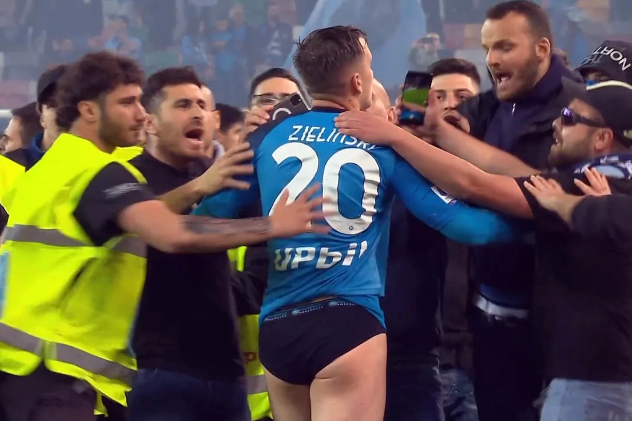 Piotr Zieliński został przez kibiców Napoli pozbawiony spodenek? Piotr Zieliński z SCC Napoli