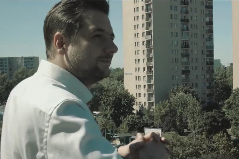 Patryk Jaki stanął na balkonie na strzeżonym luksusowym osiedlu. A chciał pozować na chłopaka spod bloku.