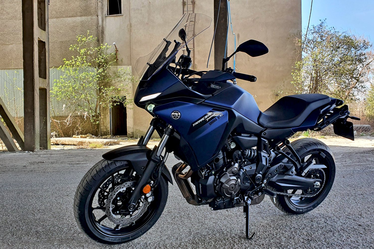 Nowa Yamaha Tracer 700 zwraca uwagę wąskimi lampami LED z przodu.