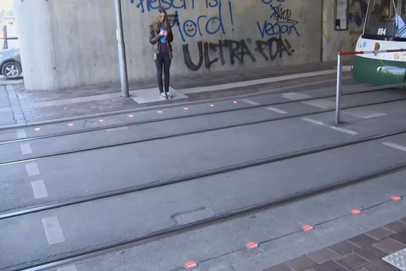 Sygnalizacja świetlna wbudowana w chodnik to pomysł radnych Augsburga na przeciwdziałanie wypadkom z udziałem osób nierozstających się ze swoimi smartfonami