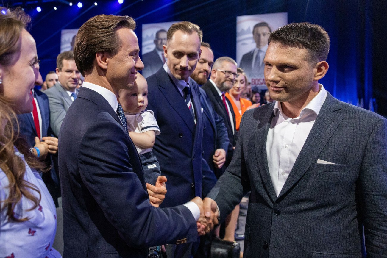 na pierwszym planie Krzysztof Bosak i Sławomir Mentzen