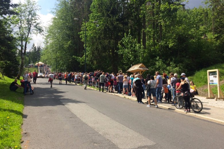 Słynna już kolejka do wjazdu na Kasprowy Wierch to pikuś. Turyści ustawiają się gęsiego nawet na wysokogórskich szlakach.