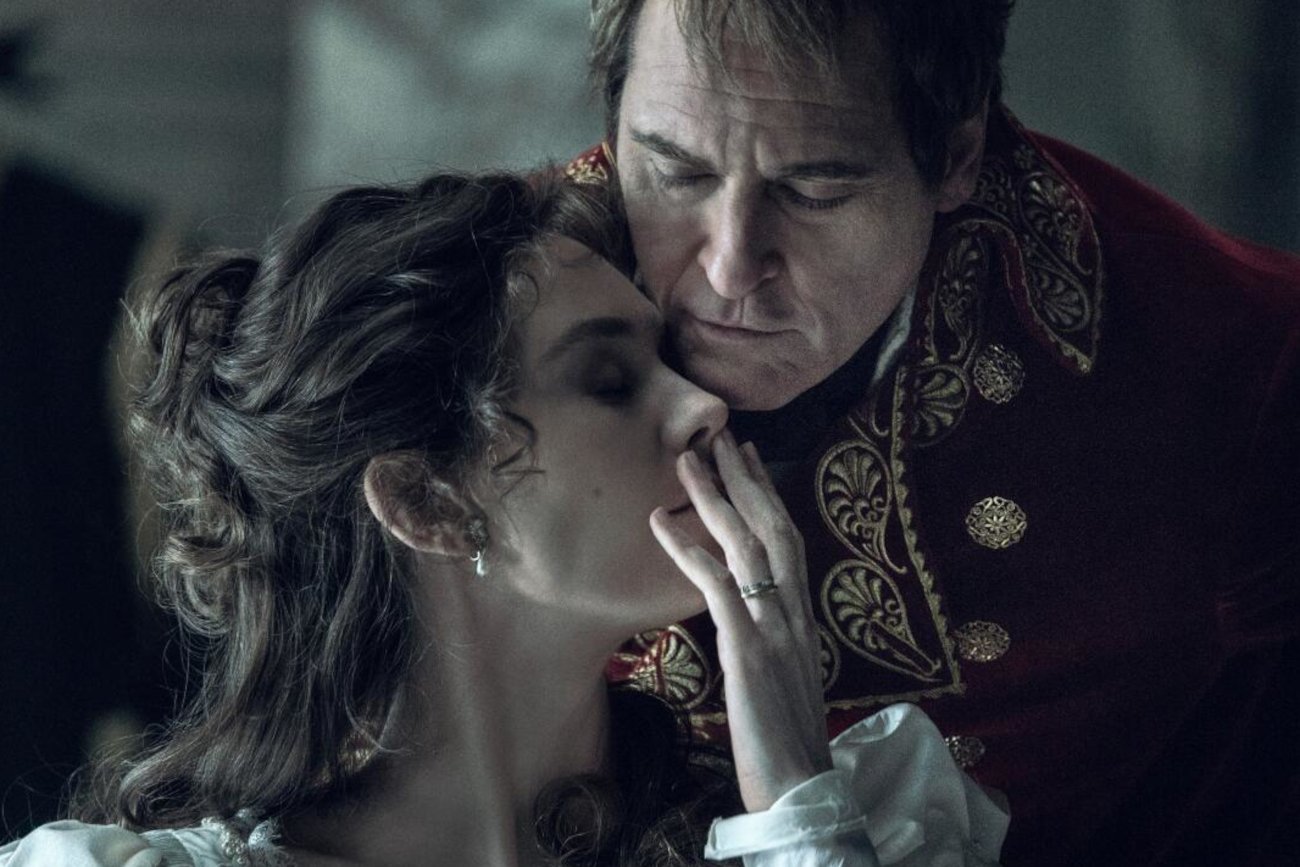 Józefina była starsza od cesarza Francji. W "Napoleonie" Ridleya Scotta jest młodsza.