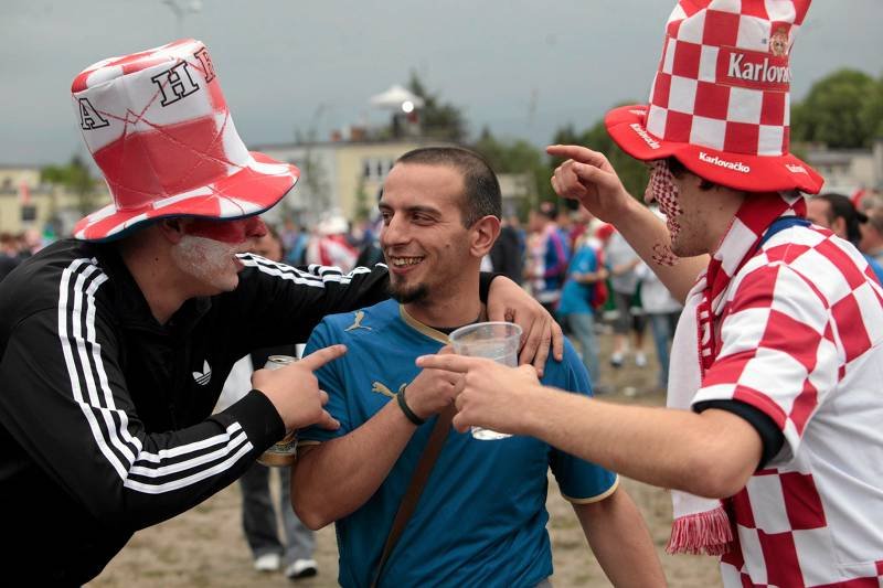 Kibice pijący piwo w czasie Euro 2012