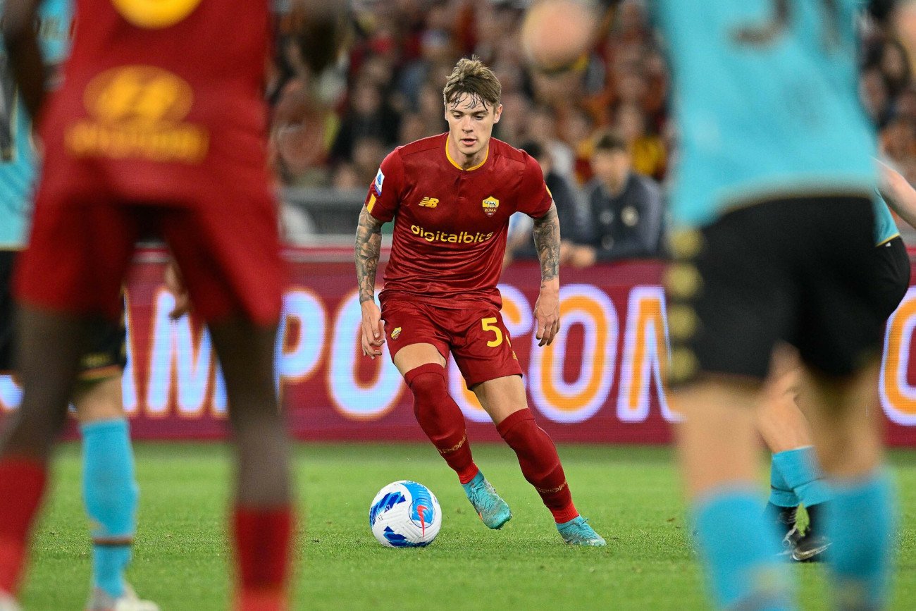 Nicola Zalewski rozpocznie środowy finał Ligi Konferencji w wyjściowym składzie AS Romy.