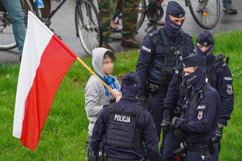 Policjanci wystawiają tysiące mandatów za nienoszenie maseczki.