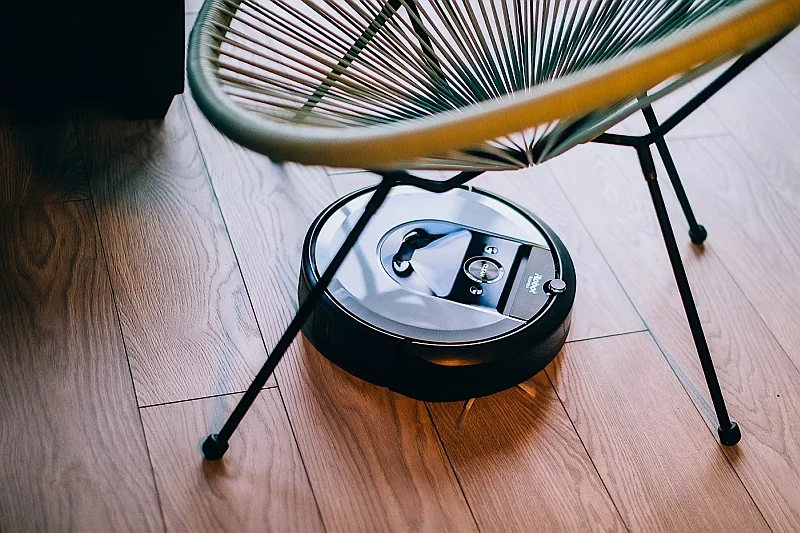 Dzięki rozmaitym czujnikom Roomba i7 płynnie porusza się po całym poziomie domu, a w gęsto umeblowanych pomieszczeniach omija sprawnie przeszkody