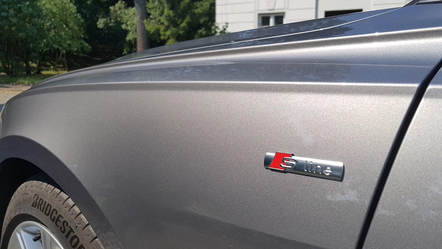 O tym, że pod maską znajduje się coś więcej niż zwykły diesel informują dyskretne znaczki na błotnikach.