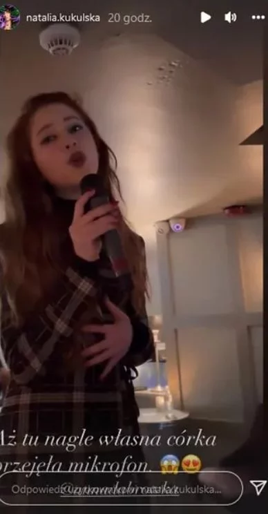 Córka Natalii Kukulskiej śpiewa w londyńskim pubie.