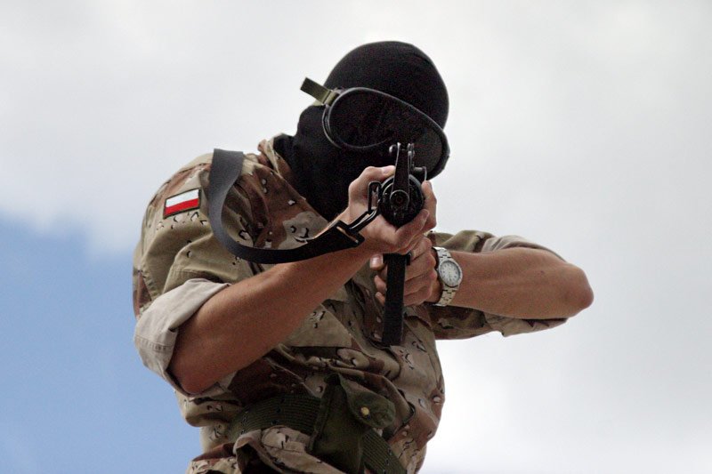 Moda na szkolenie się w obsłudze broni i taktykach operacyjnych jest równie godna pochwały, co stwarza zagrożenia. Zdjęcie stanowi jedynie ilustrację do tekstu i przedstawia uczestnika sekcji ASG.