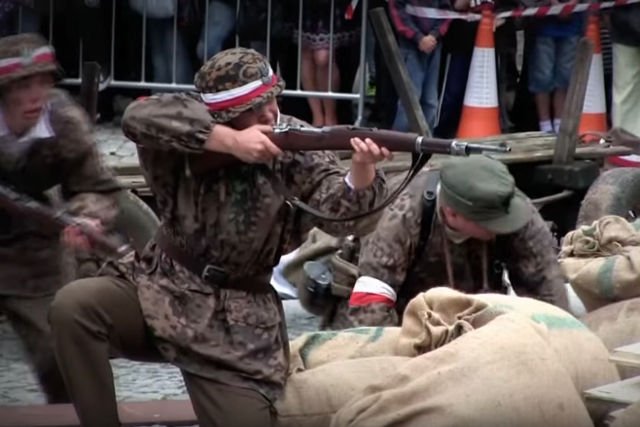 Rekonstrukcja walk powstańczych w Warszawie.