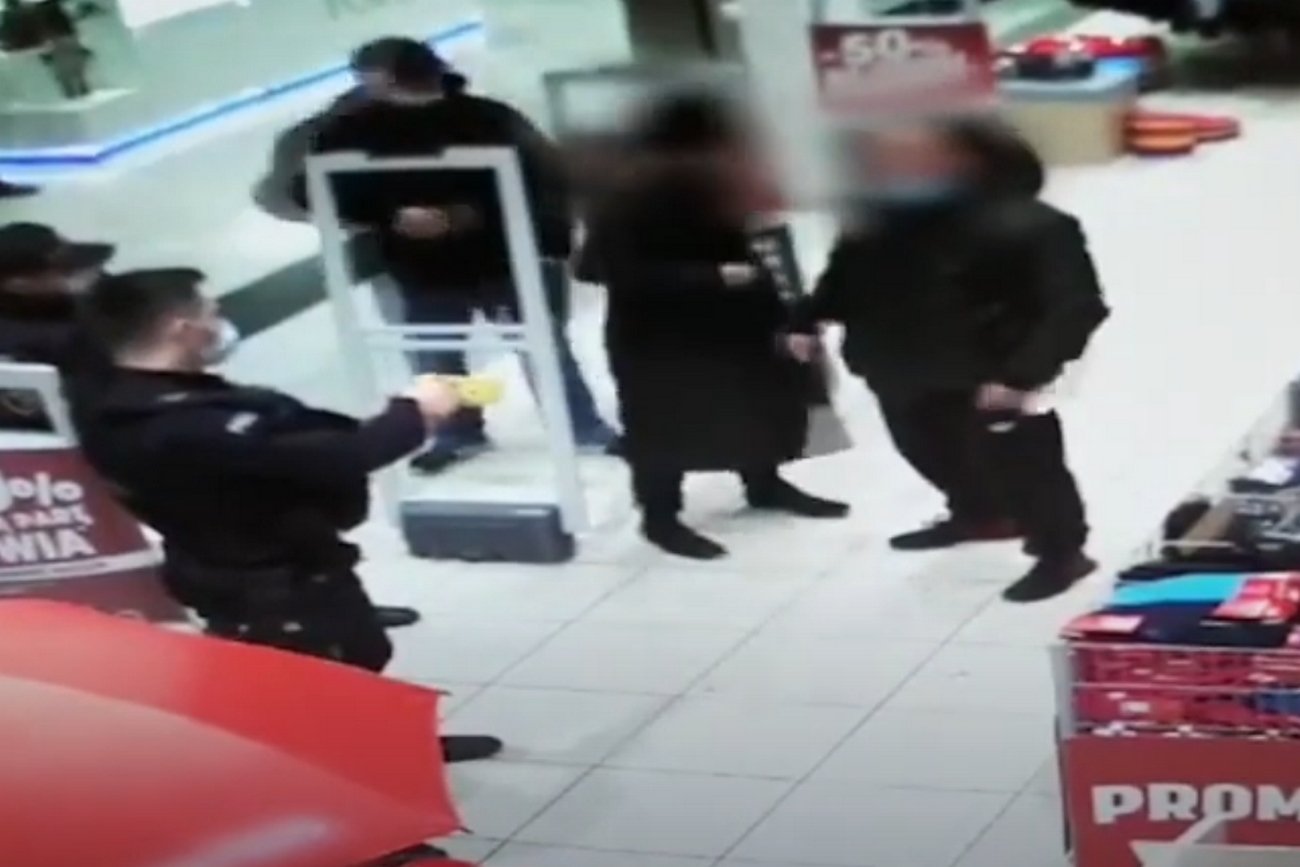 Agresywne rodzeństwo bez maseczek zostało obezwładnione przez policjantów.