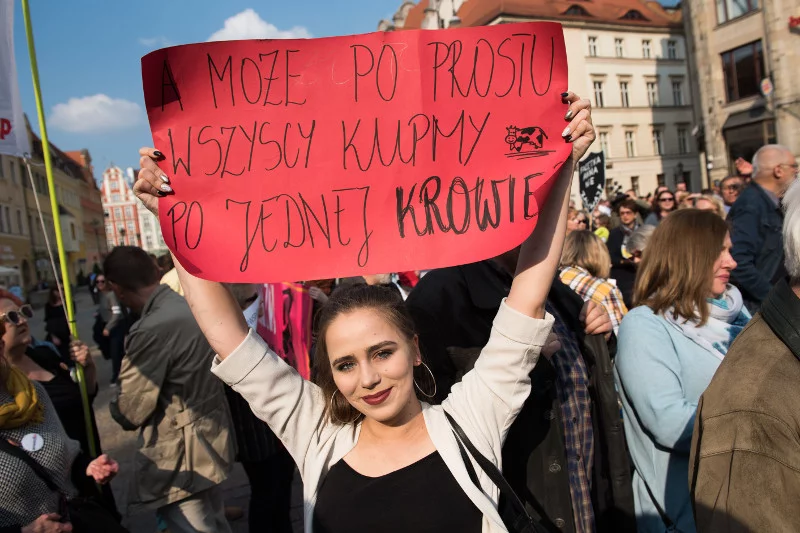 Barbara Balicka podczas demonstracji  pod hasłem "Wrocław wspiera nauczycieli".