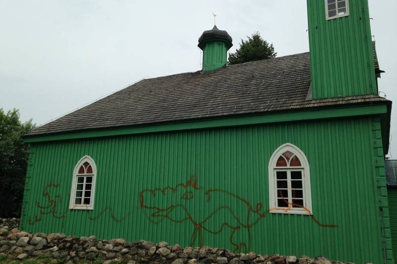 Zdewastowano muzułmańską świątynię na Podlasiu.