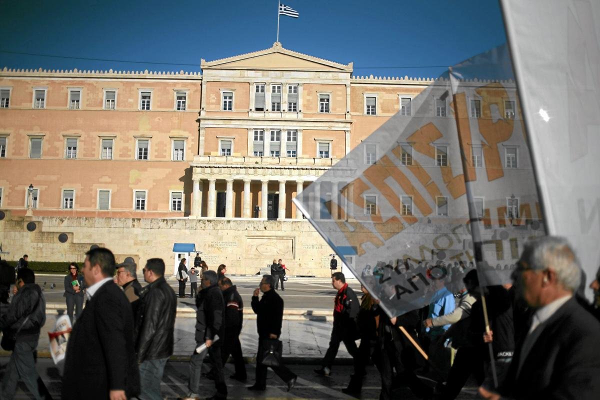 Protest stoczniowców z Pireusu i ich rodzin pod greckim parlamentem w Atenach w 2010 r.