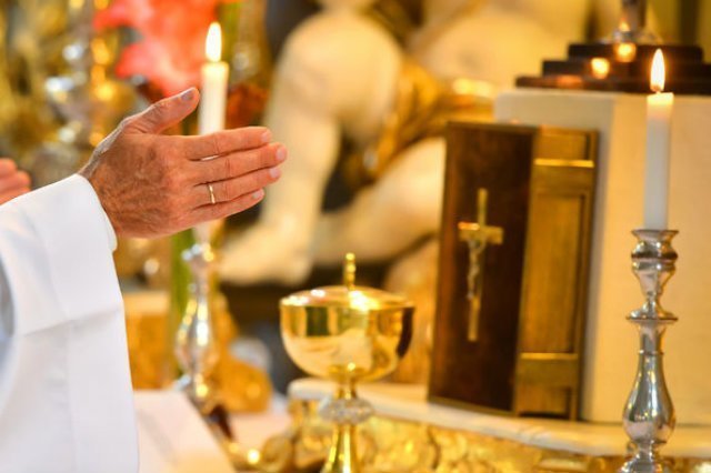 Młody ksiądz, który wspierał środowiska LGBT postanowił opuścić stan kapłański.