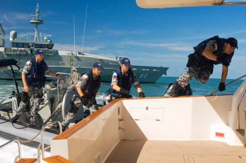 Załoga jednego z australijskich statków patrolowych. /Jest to jedynie przykładowe zdjęcie tła./