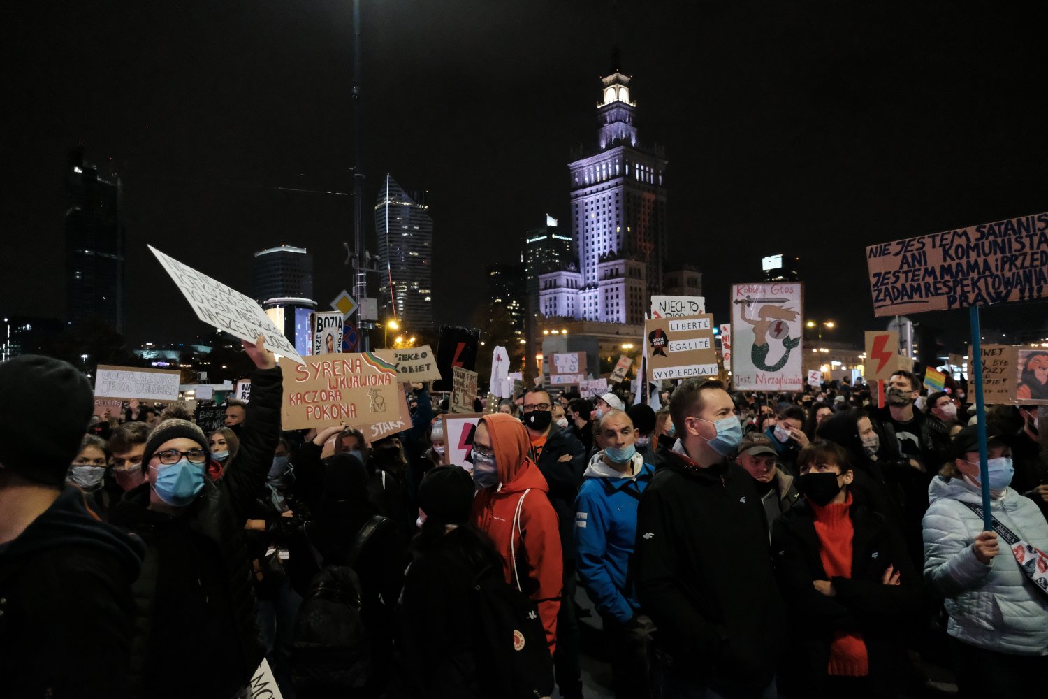 Strajk Kobiet Na Warszawę. Oto jedno z pierwszych zdjęć z ogólnopolskiego protestu kobiet i ich sojuszników przeciw zakazowi aborcji embriopatologicznej.