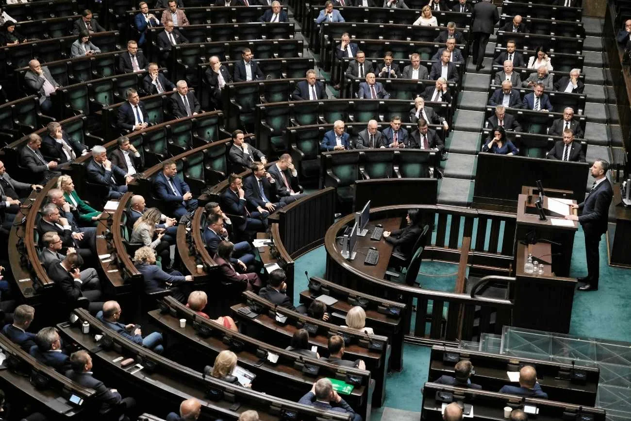 PiS prowadzi w nowym sondażu. To jednak ta partia kradnie uwagę. PiS prowadzi w sondażu partyjnym. Uwagę zwraca sytuacja Polski 2050.
