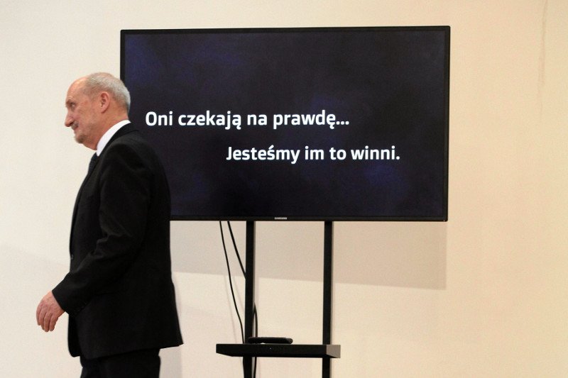 "Gazeta Polska": nowe nagrania dowodzą, że ktoś majstrował przy Tupolewie. Według Antoniego Macierewicza to kolejny dowód na eksplozję na pokładzie samolotu.