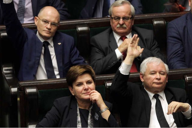 Dzięki spontanicznym wypowiedziom polityków PiS z partii spada maska wrażliwości na kwestie socjalne.